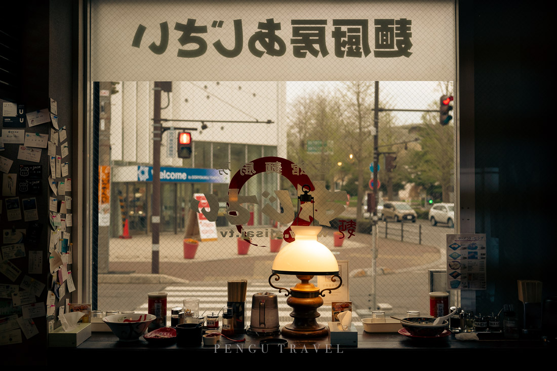 鹽拉麵味彩本店：五稜郭旁80年老店氛圍懷舊，店內有著許多收藏品