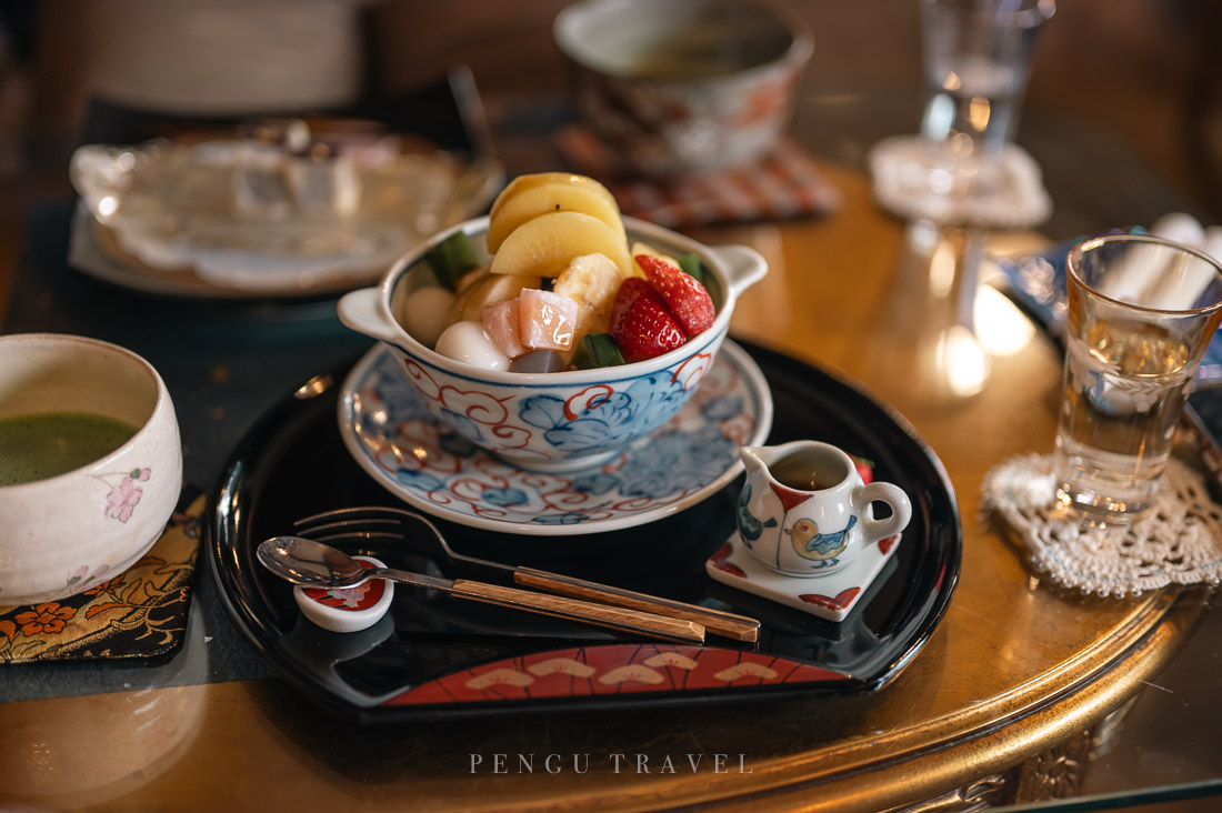 茶房 舊茶屋亭：函館大正浪漫風格沙龍，水果餡蜜以精緻食器盛裝，並搭配宇治抹茶