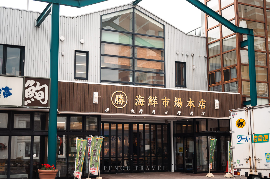 函館海鮮市場本店：從外觀便能看出是極具規模的海鮮主題選物店