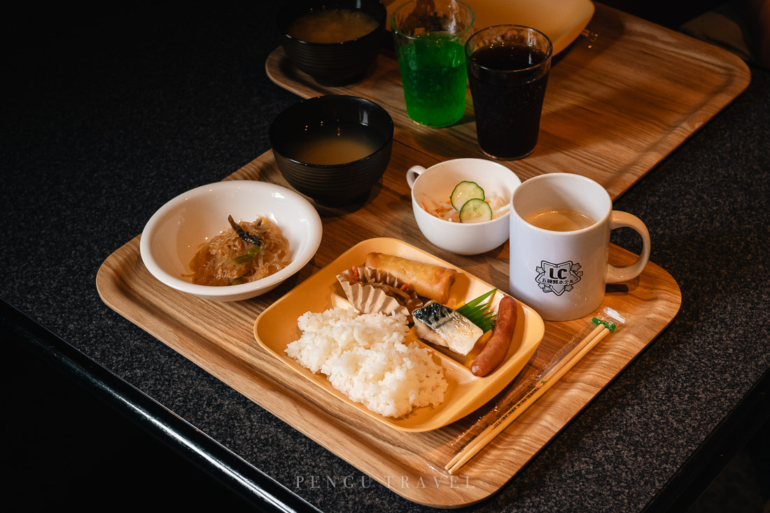 LC五稜郭飯店日式早餐定食：味噌湯、烤魚、麻婆春雨與咖啡