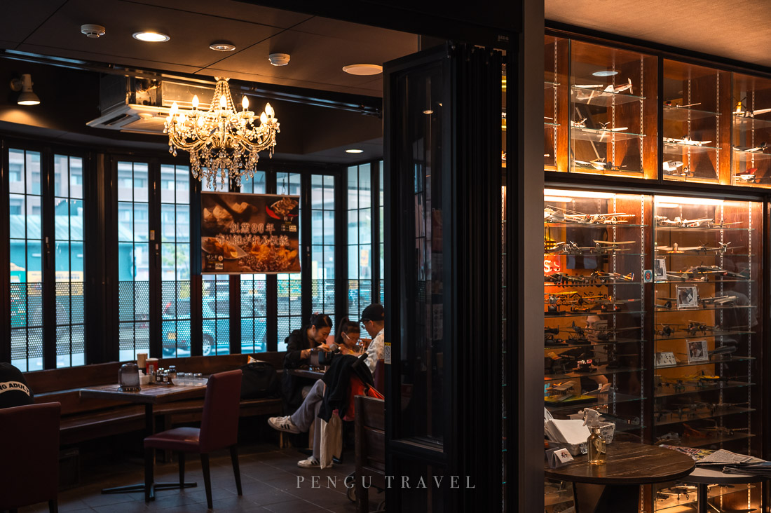 函館麵廚房味彩本店環境：現代不失懷舊的裝修風格與模型收藏牆