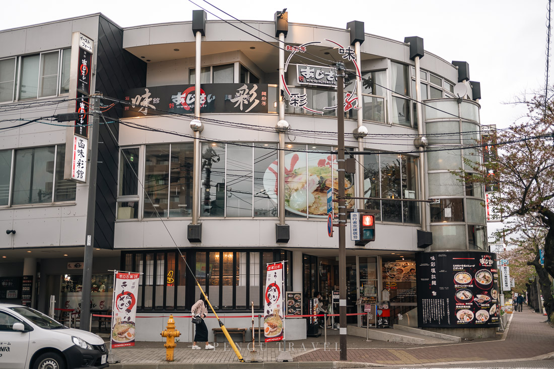 函館味彩拉麵 外觀：具規模的現代化的建築，代表道南拉麵文化的歷史座標