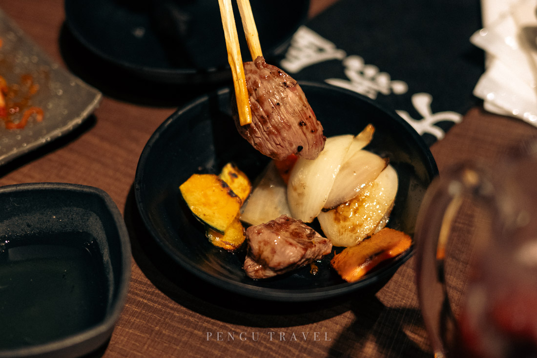 烤至金黃的成吉思汗羊肉與北海道洋蔥蔬菜