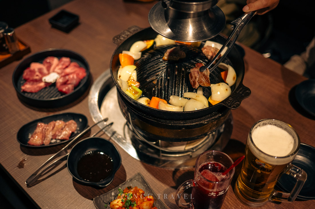 函館大黑屋：烤盤上的綜合蔬菜與羊肉燒烤