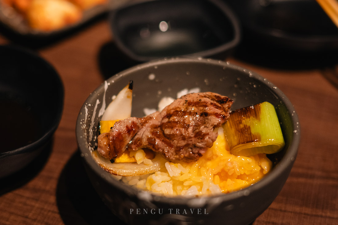 成吉思汗大黑屋生雞蛋拌飯與油脂飽滿的羊肉