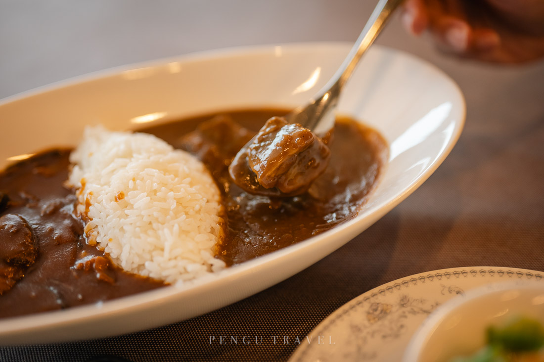 五島軒英式咖哩 イギリス風カレー與湯匙上的牛肉塊