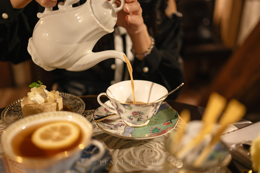 倒出茶壺中的印度香料奶茶