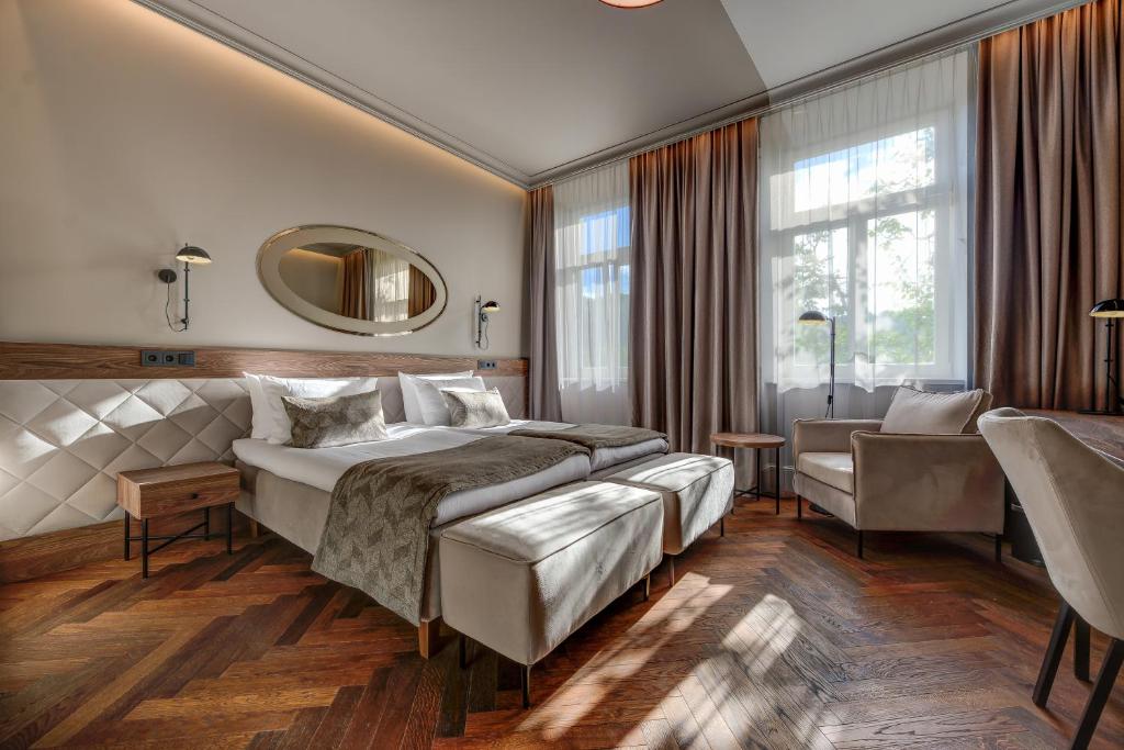 Hotel Vilnia｜木質與自然光的舒適客房氛圍