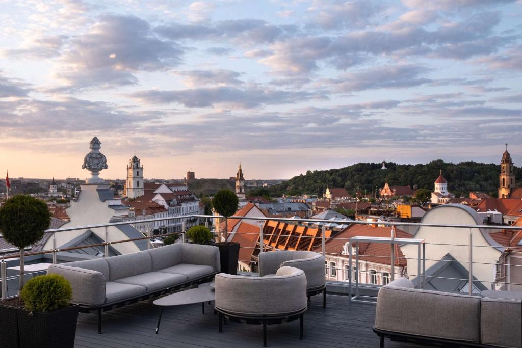 Radisson Collection Astorija｜屋頂酒吧與老城屋頂風景