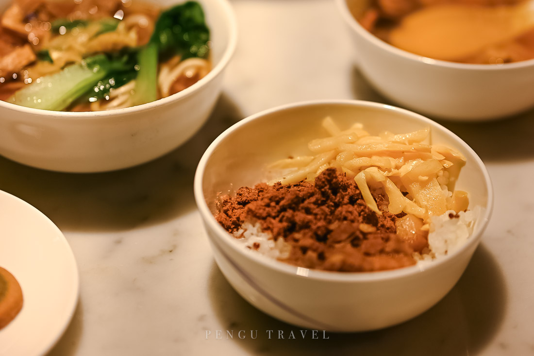 滷肉飯與筍乾特寫